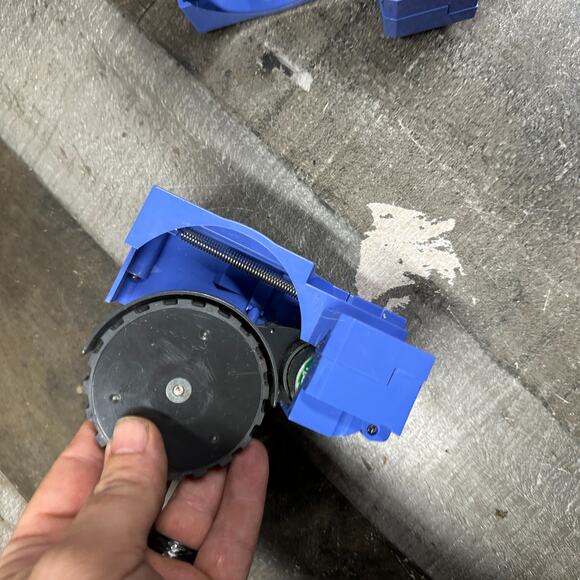 iRobot Roomba Left + Right Wheels Replacement pair 530 With Screws - Picture 6 of 7